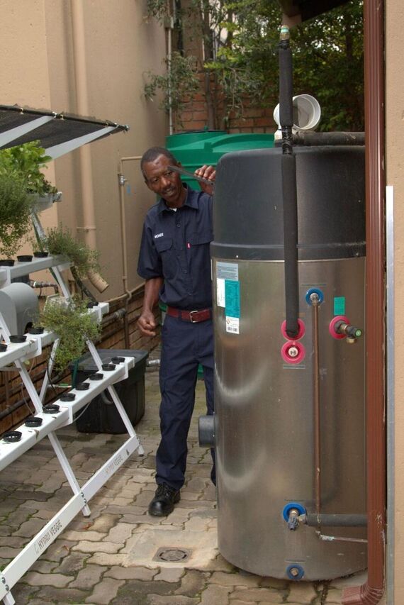 Monde inspecting heat pump