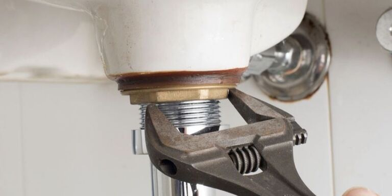 Tightening a sink drain pipe