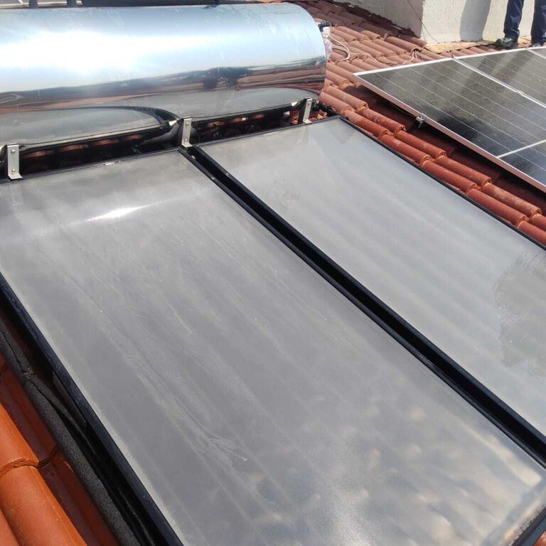 Flat-plate solar geyser installation