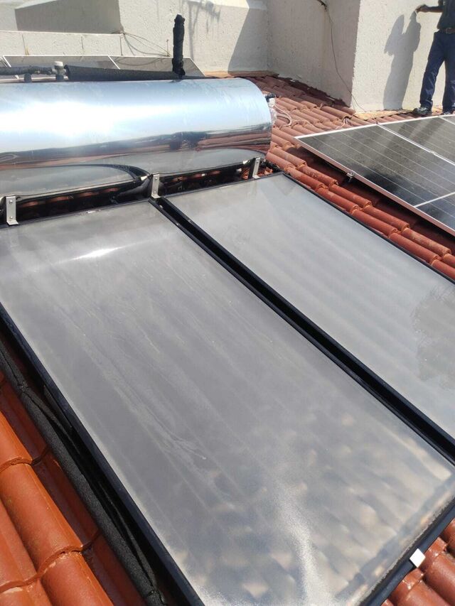 Flat-plate solar geyser installation