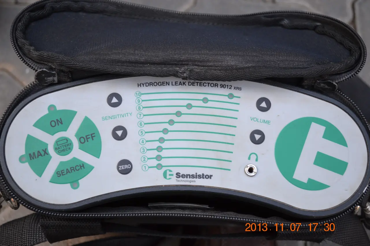 Hydrogen leak detector
