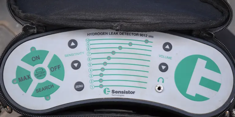 Hydrogen leak detector